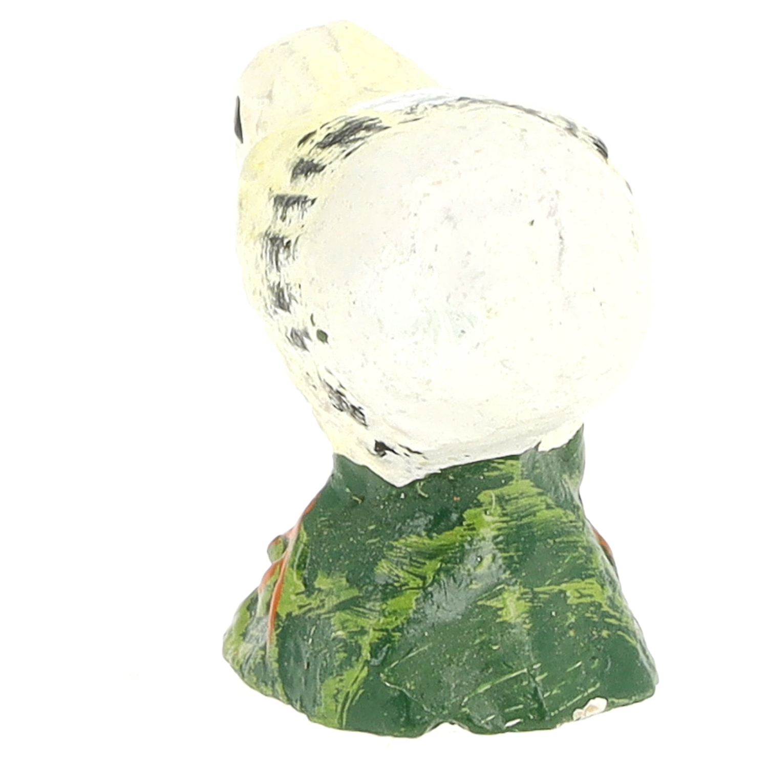 Rückansicht einer handbemalten weißen Eulenfigur aus Resin auf grünem Sockel; dekorative Tierdeko für Regal oder Schreibtisch.