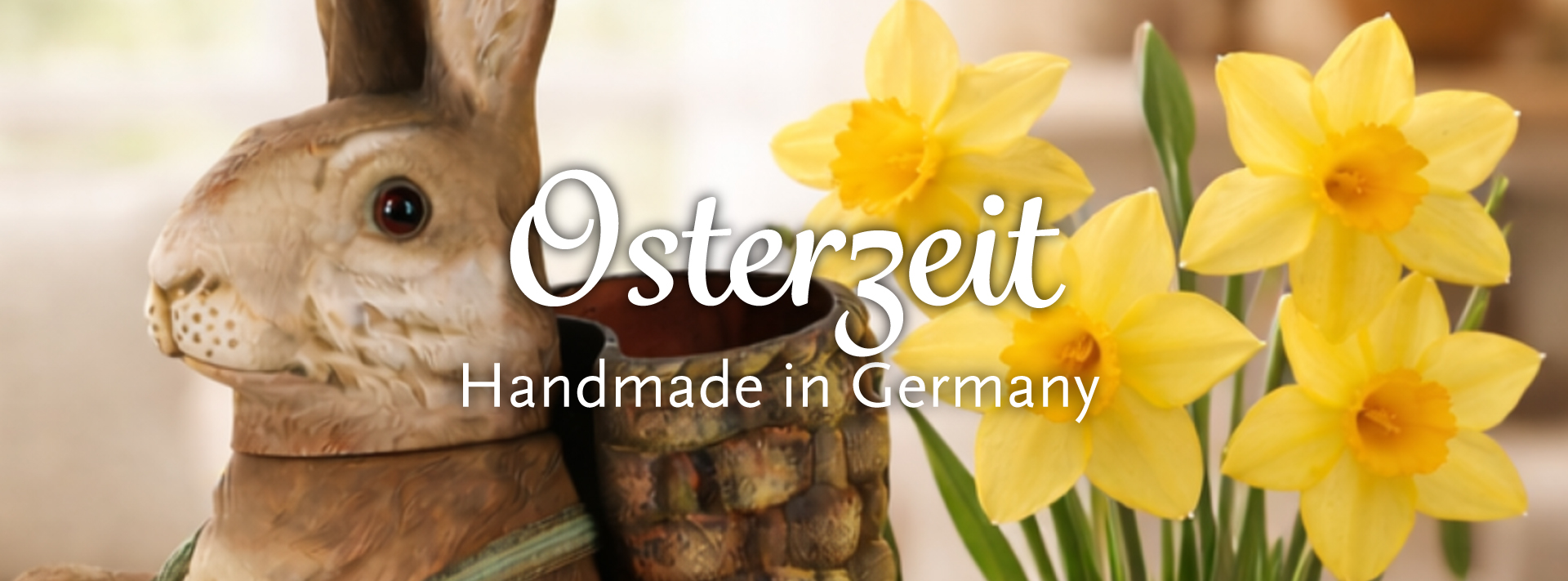 Deko-Osterhase mit Korb neben gelben Narzissen