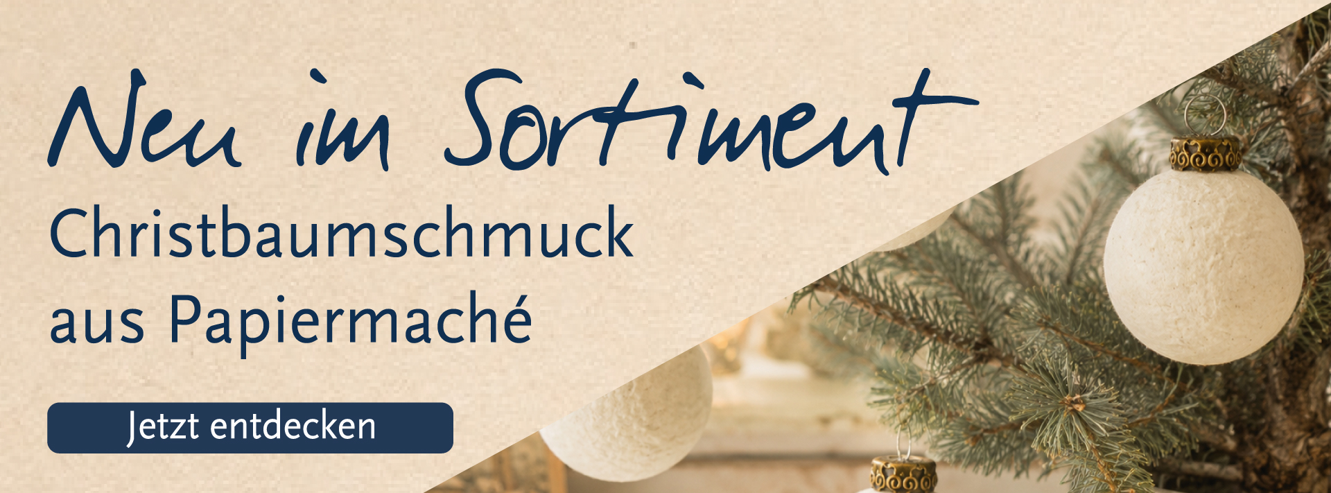 Cremeweiße Papiermaché-Weihnachtskugel mit antiker Aufhängung am Tannenzweig – neuer Christbaumschmuck im Shop