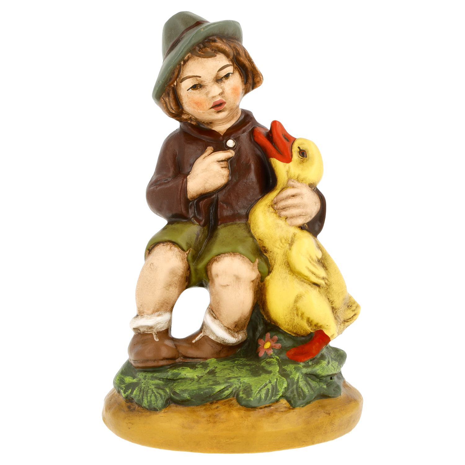 Dekorative Figur: sitzender Junge im Trachtenhut hält gelbe Gans; handbemalte Keramik auf Sockel, rustikaler Landhausstil.